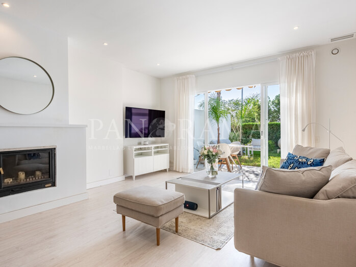 Elegante casa adosada en Peñablanca en una comunidad cerrada en Nueva Andalucía