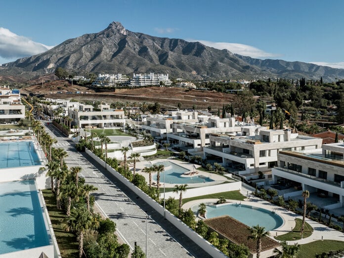 Luxury duplex apartment with beautiful views on the exclusive Golden Mile area of Marbella