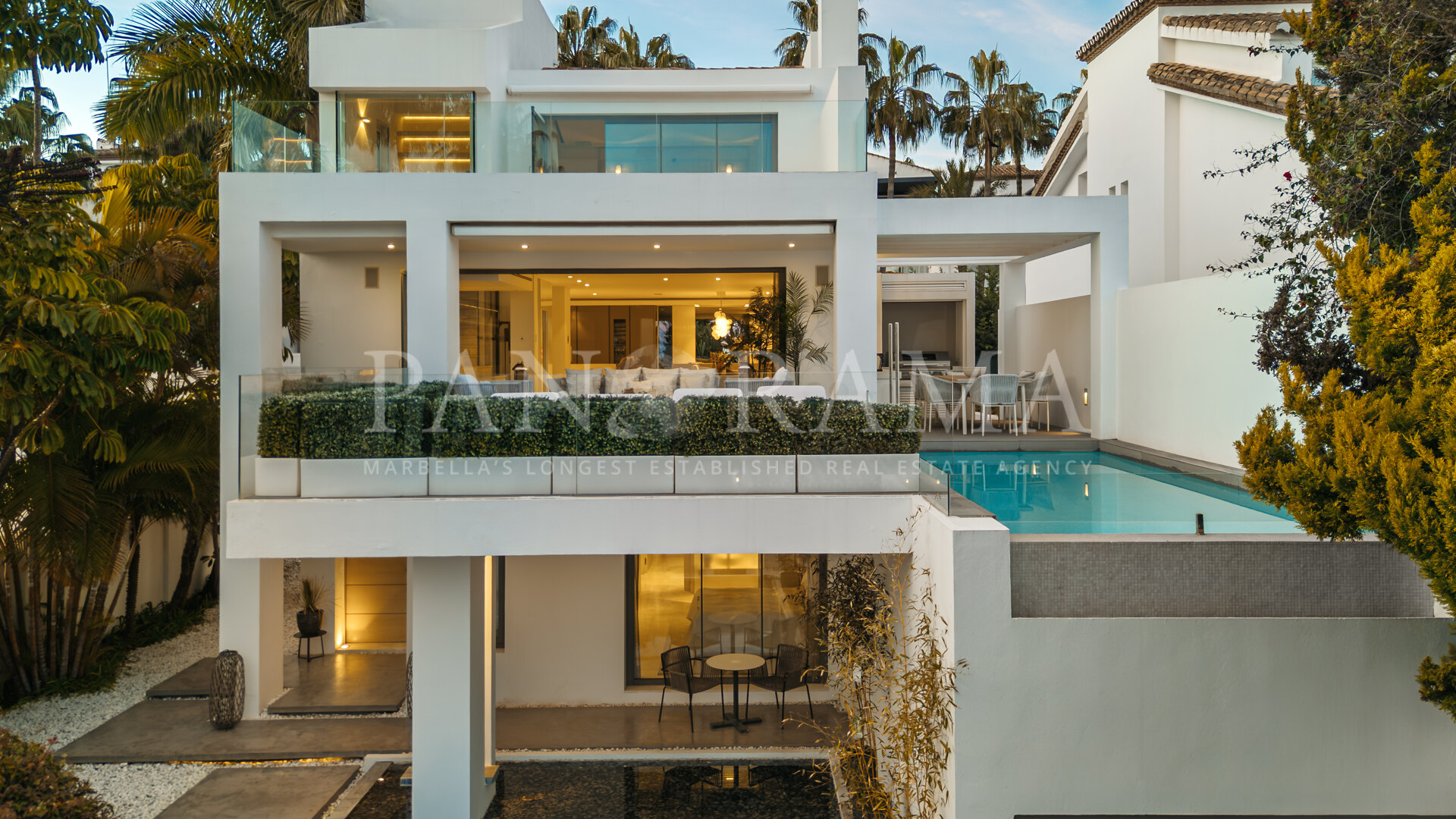 Stunning modern villa on the second line to the beach in Puente Romano