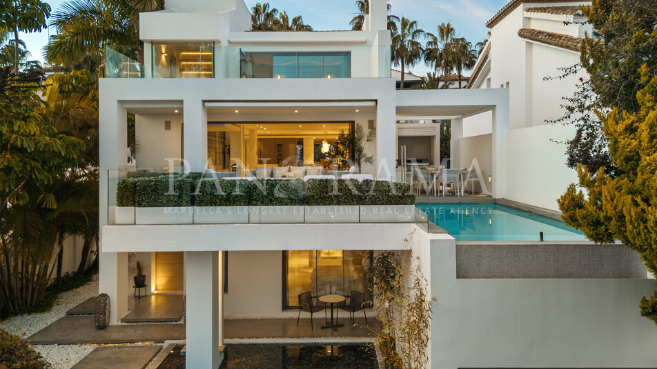Stunning modern villa on the second line to the beach in Puente Romano
