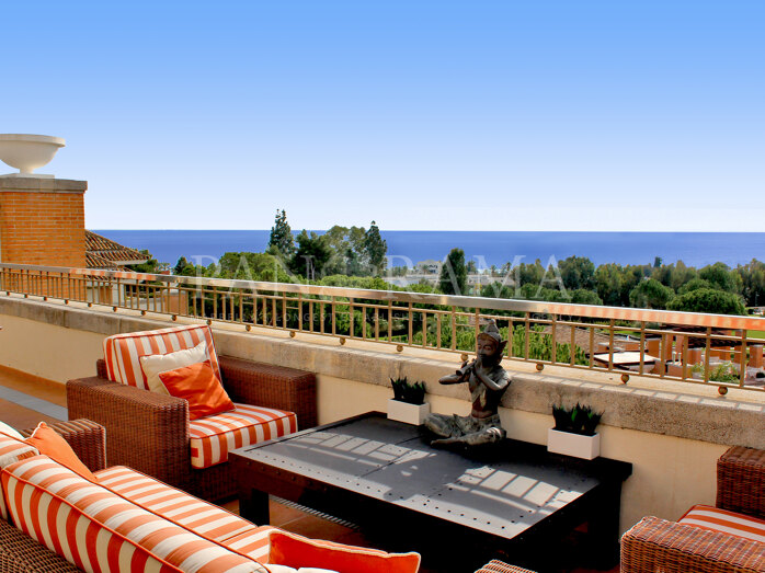 Prächtiges Duplex-Penthouse mit Panoramablick auf das Meer in einer prestigeträchtigen Anlage an der Goldenen Meile