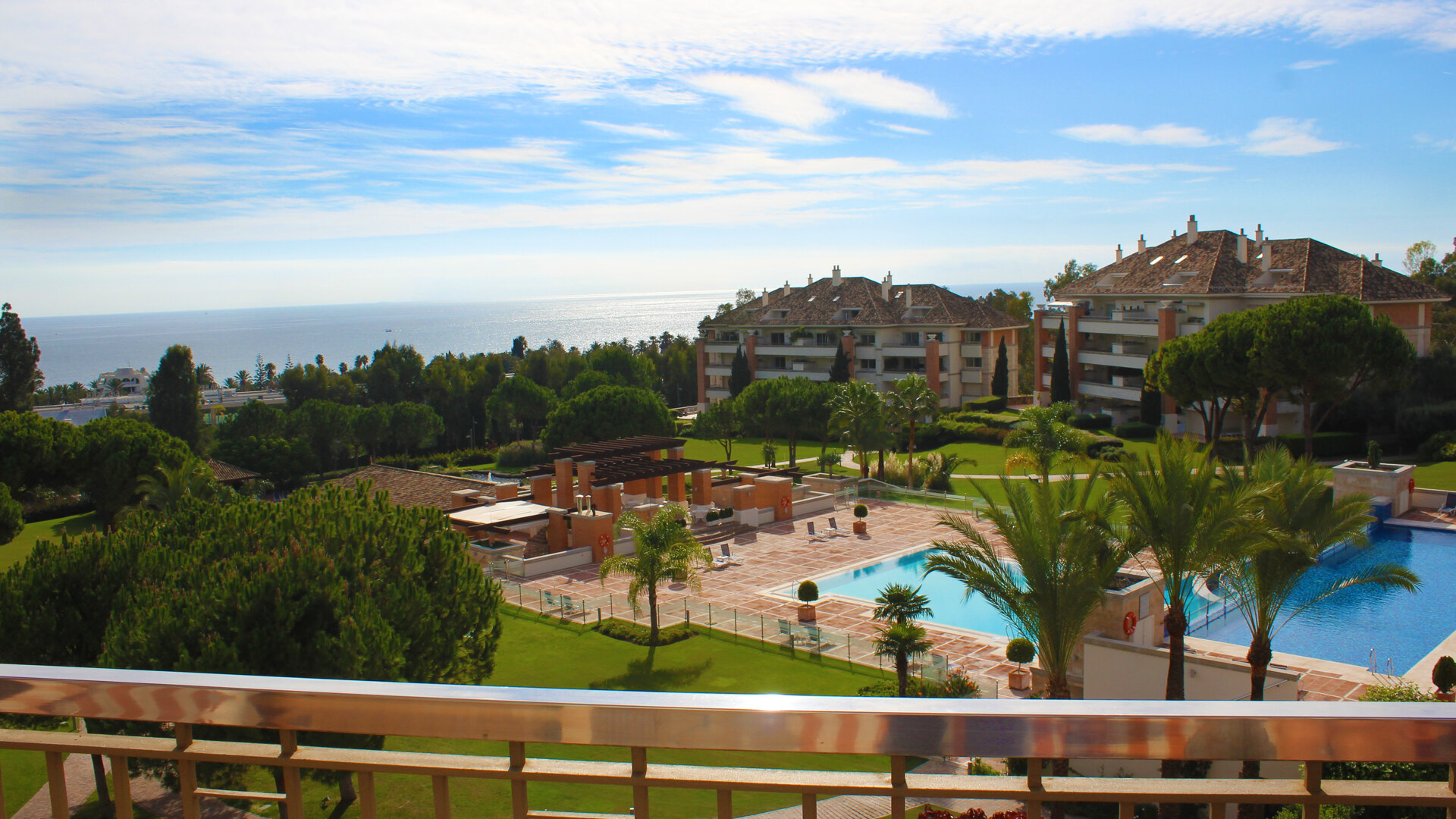 Prächtiges Duplex-Penthouse mit Panoramablick auf das Meer in einer prestigeträchtigen Anlage an der Goldenen Meile