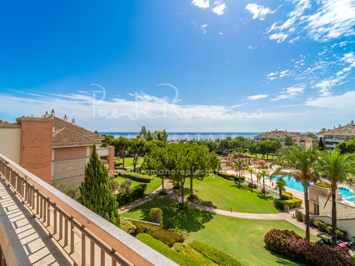 Magnífico ático dúplex con vistas panorámicas al mar en una prestigiosa urbanización en la Milla de Oro