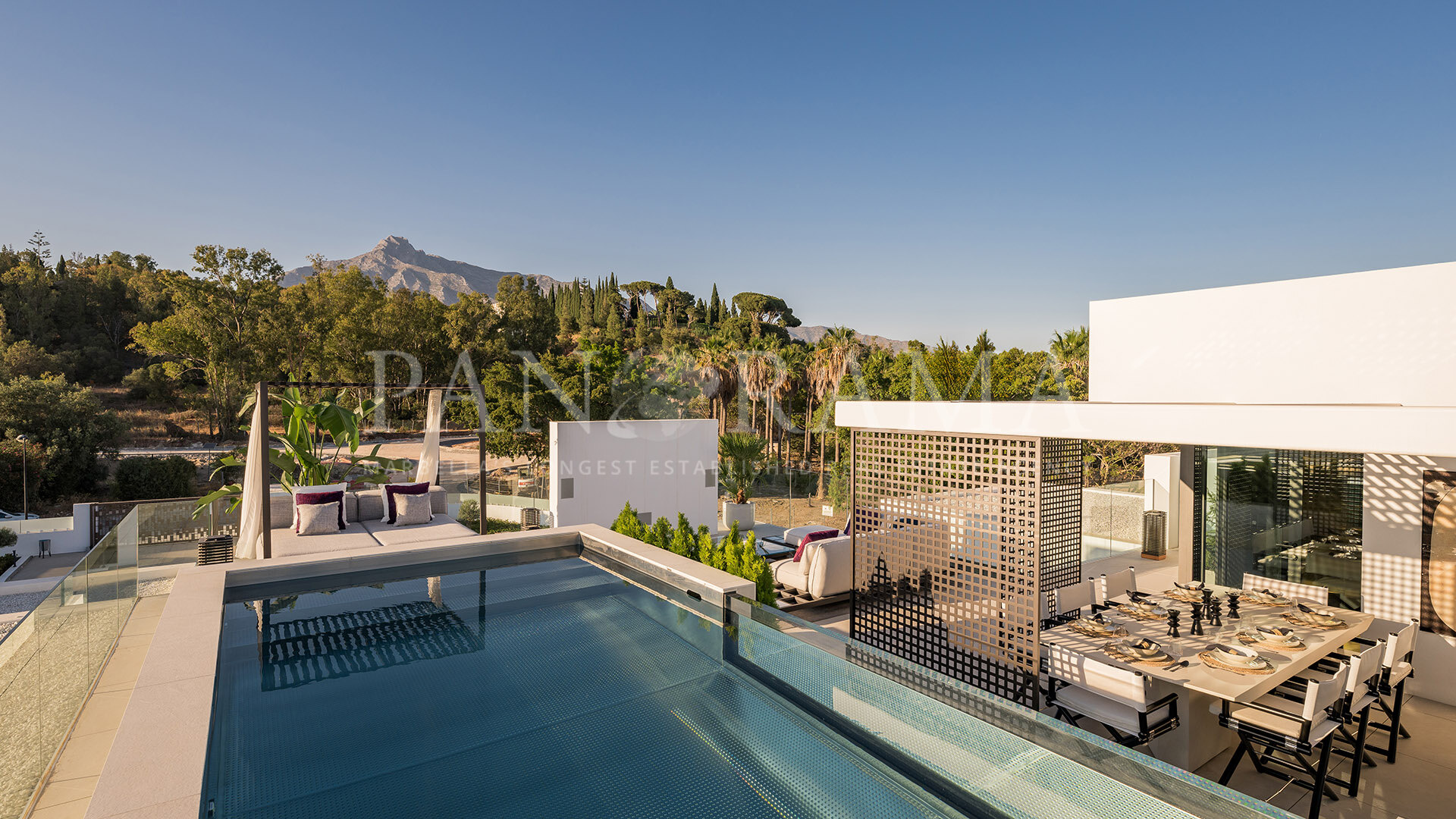 Impresionante residencia moderna en la Milla de Oro de Marbella en una comunidad cerrada