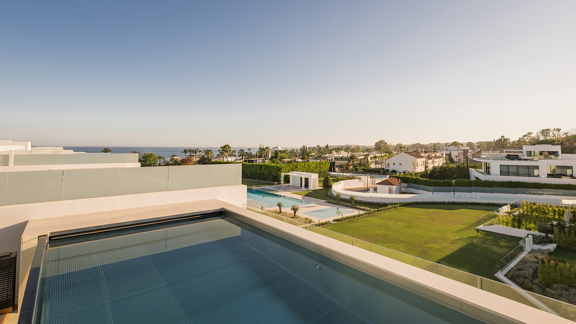 Beeindruckende moderne Residenz an der Goldenen Meile von Marbella in einer geschlossenen Wohnanlage