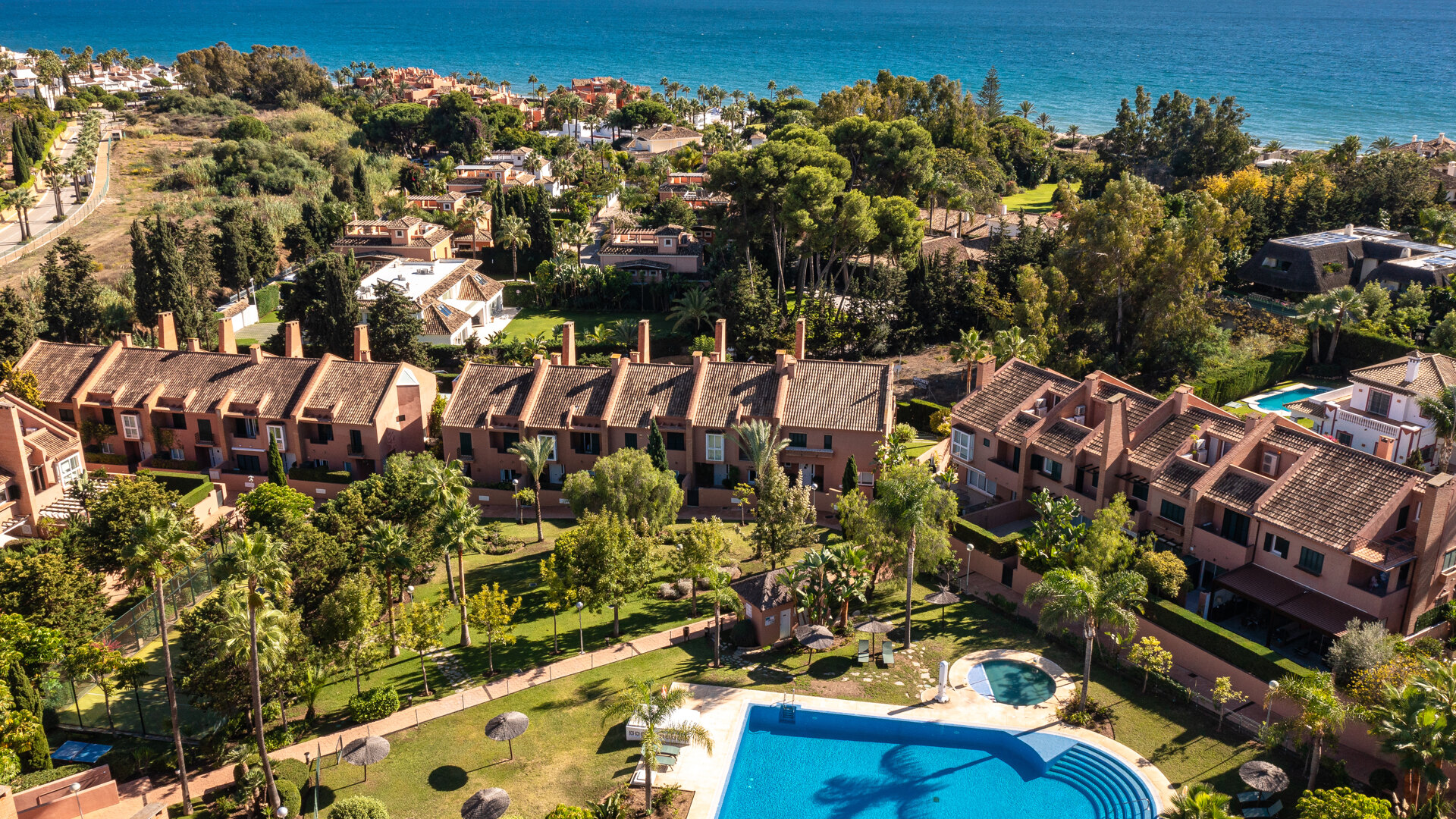 Herenhuis met privétuin in Los Monteros, Marbella