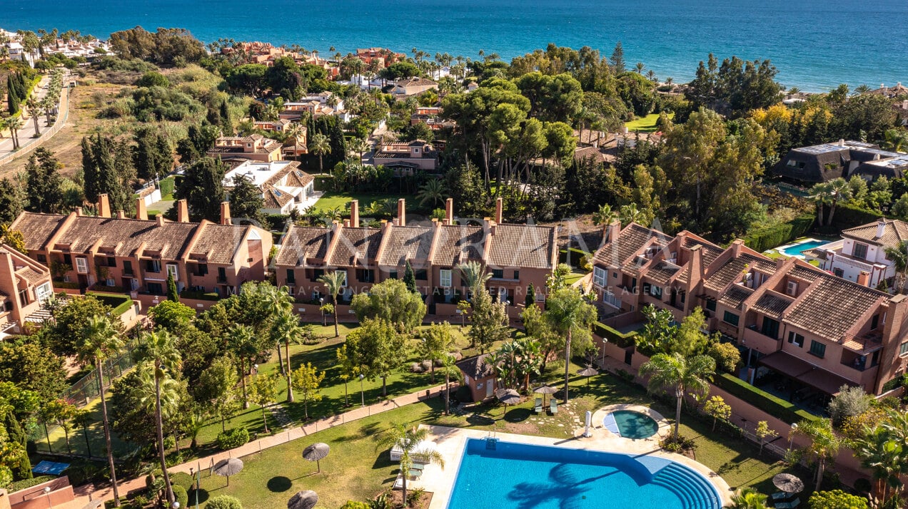 Maison de ville en bord de mer avec jardin privé à Los Monteros, Marbella Est