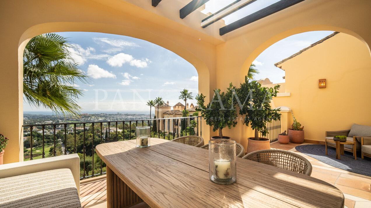 Ático con vistas panorámicas al mar Mediterráneo en La Quinta