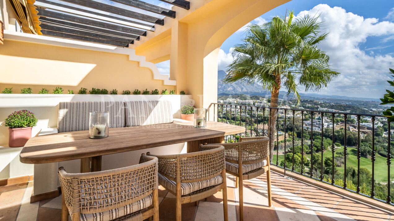 Ático con vistas panorámicas al mar Mediterráneo en La Quinta