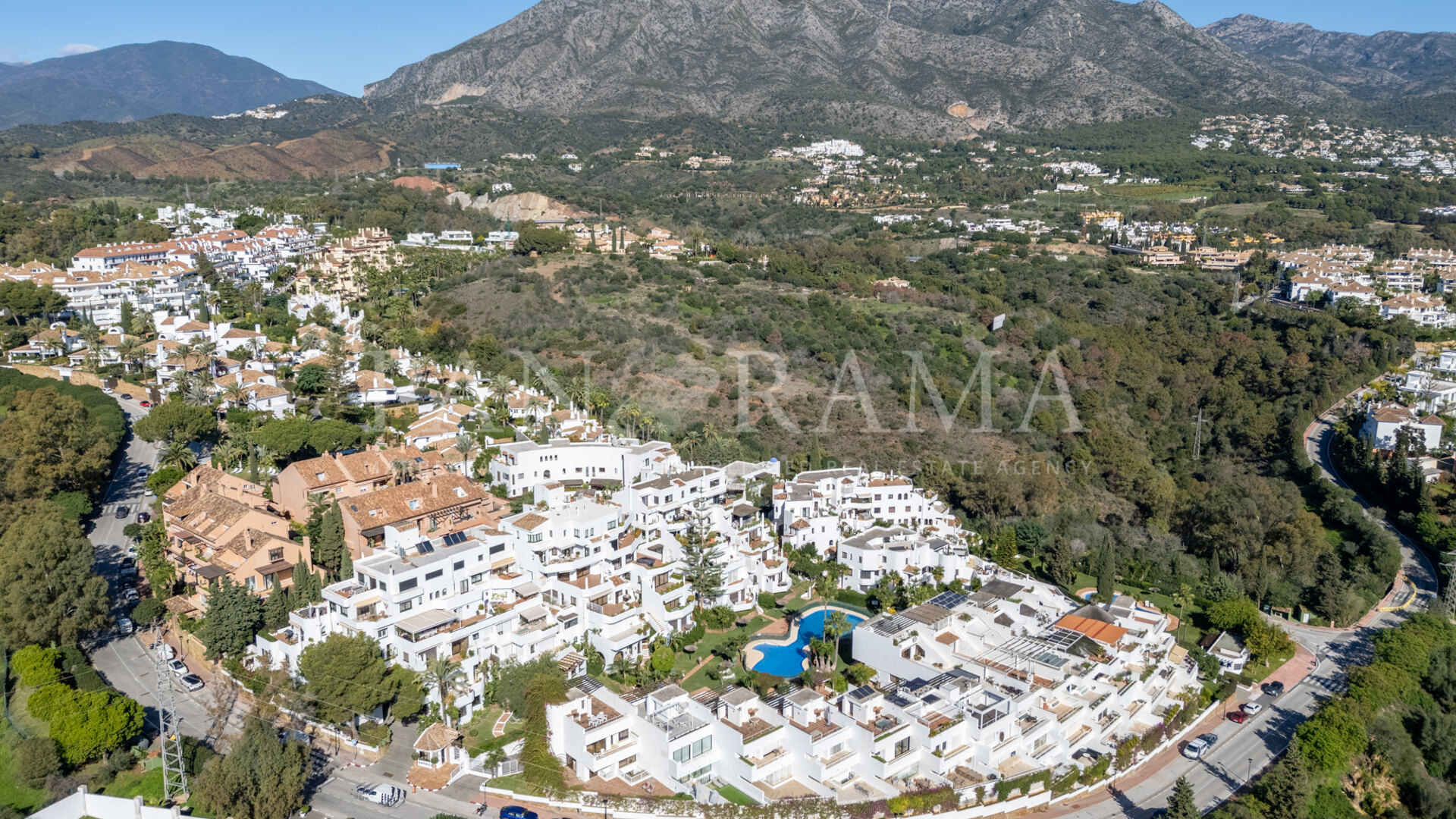 Maison de ville d'angle dans le prestigieux Lomas del Marbella Club, une opportunité unique