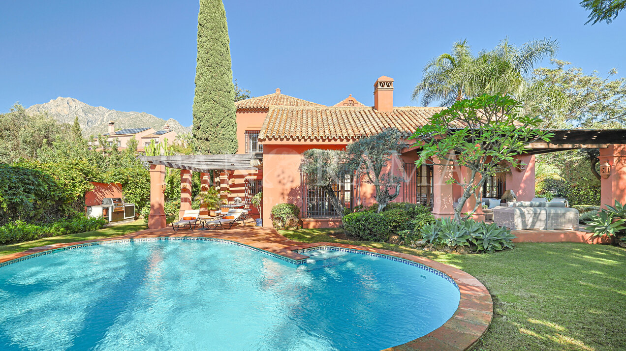 Charming and unique family villa with distinctive architectural details near Marbella city center