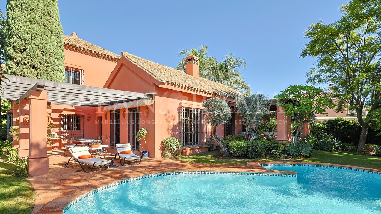 Charming and unique family villa with distinctive architectural details near Marbella city center