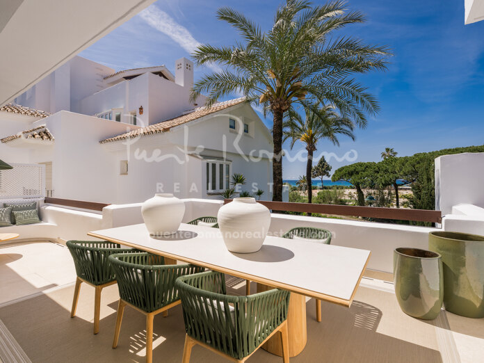Sofisticado apartamento con vistas al mar en Palm Beach, Marbella Este