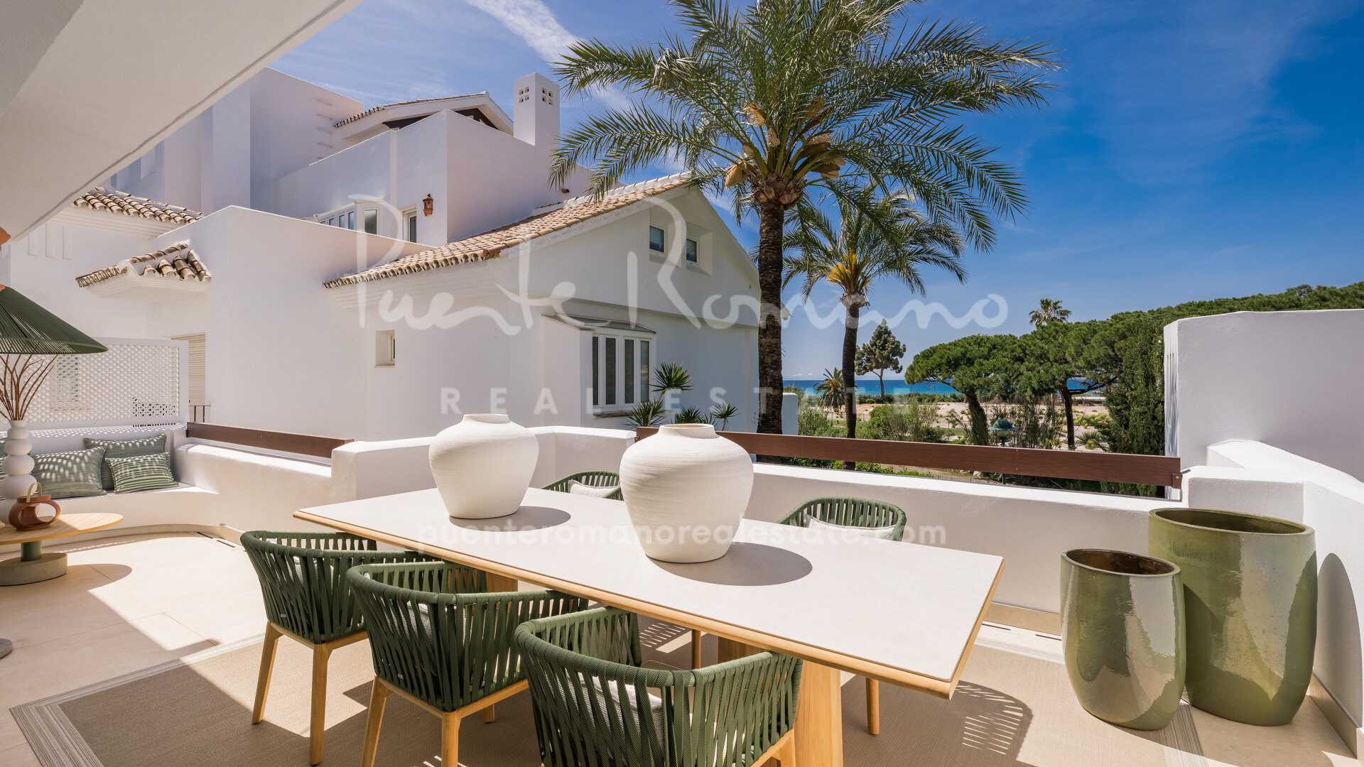 Sophisticated apartment with sea views in Palm Beach, Marbella East