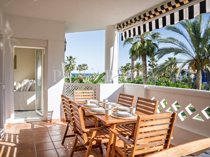 Opportunité de Rénovation : appartement vue mer dans un complexe en front de mer à Puerto Banús