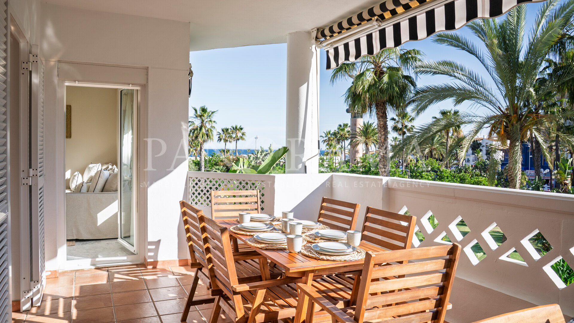 Renovierungsbedürftige Wohnung mit Meerblick in einer Strandlage in Puerto Banús