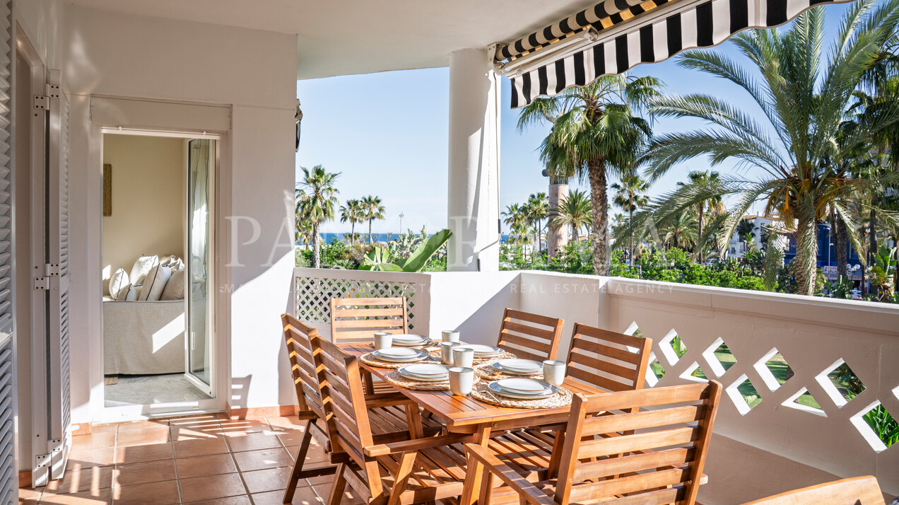 Opportunité de Rénovation : appartement vue mer dans un complexe en front de mer à Puerto Banús