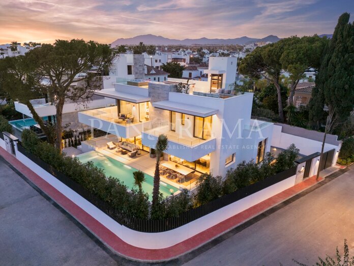 Spectacular newly built villa just steps from the beach in Cortijo Blanco