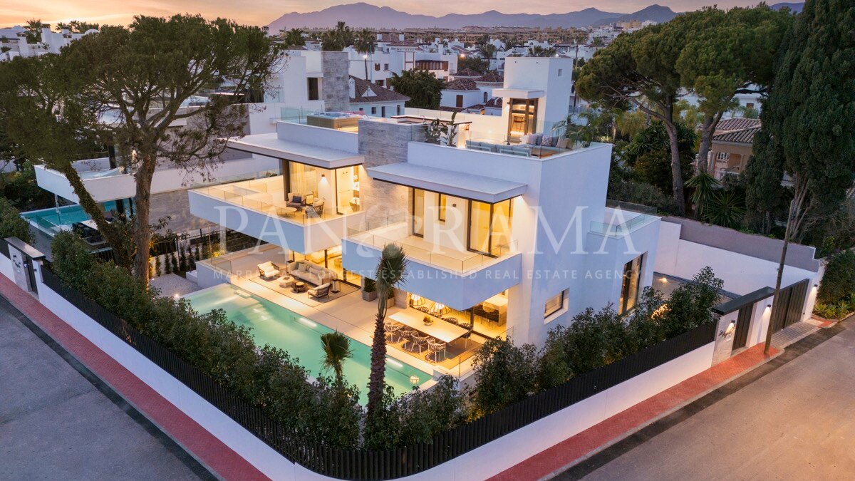 Espectacular villa de nueva construcción a un paso de la playa en Cortijo Blanco