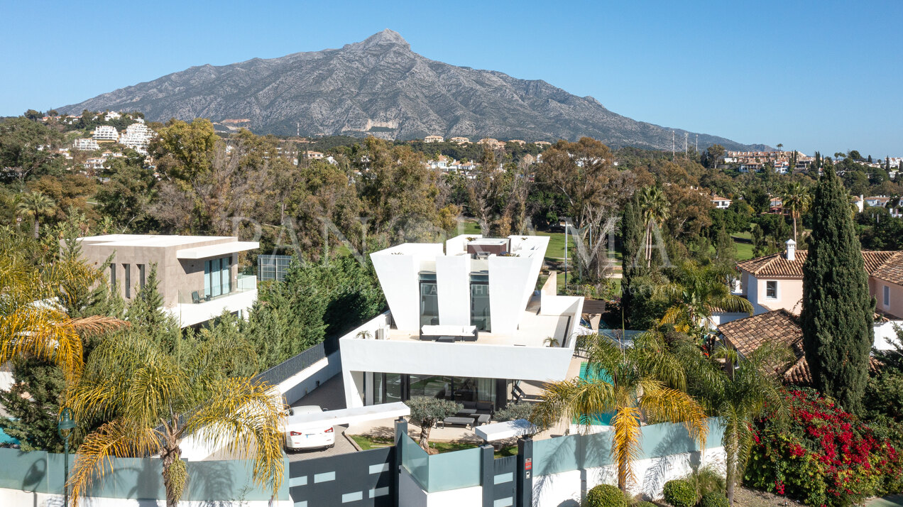 Villa moderna en La Cerquilla en la segunda linea de Golf de Las Brisas