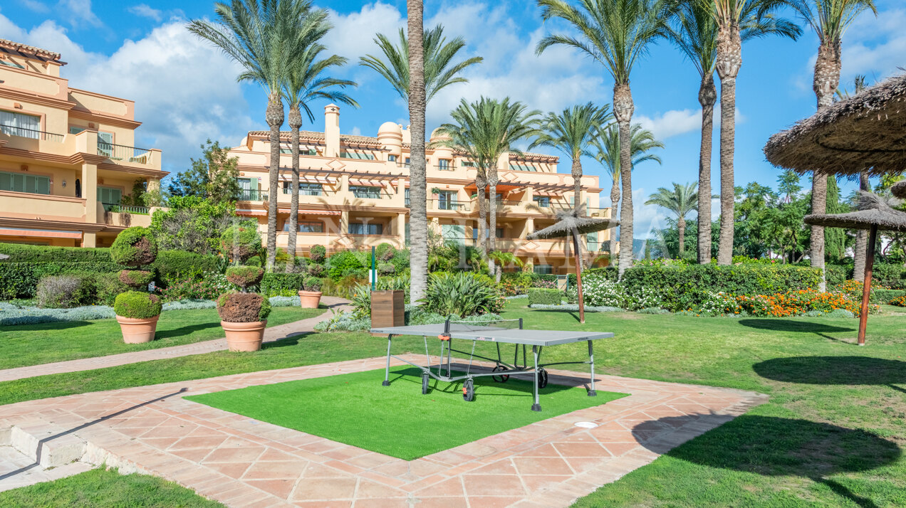 Apartment with private garden and sea views, in the prestigious Los Flamingos Golf Resort complex