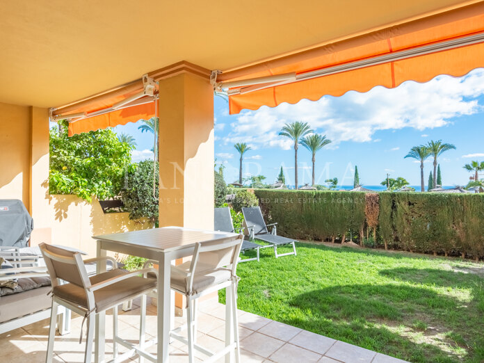 Apartment with private garden and sea views, in the prestigious Los Flamingos Golf Resort complex