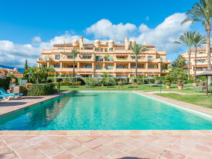 Apartamento con jardín privado y vistas al mar, en el prestigioso complejo Los Flamingos Golf Resort