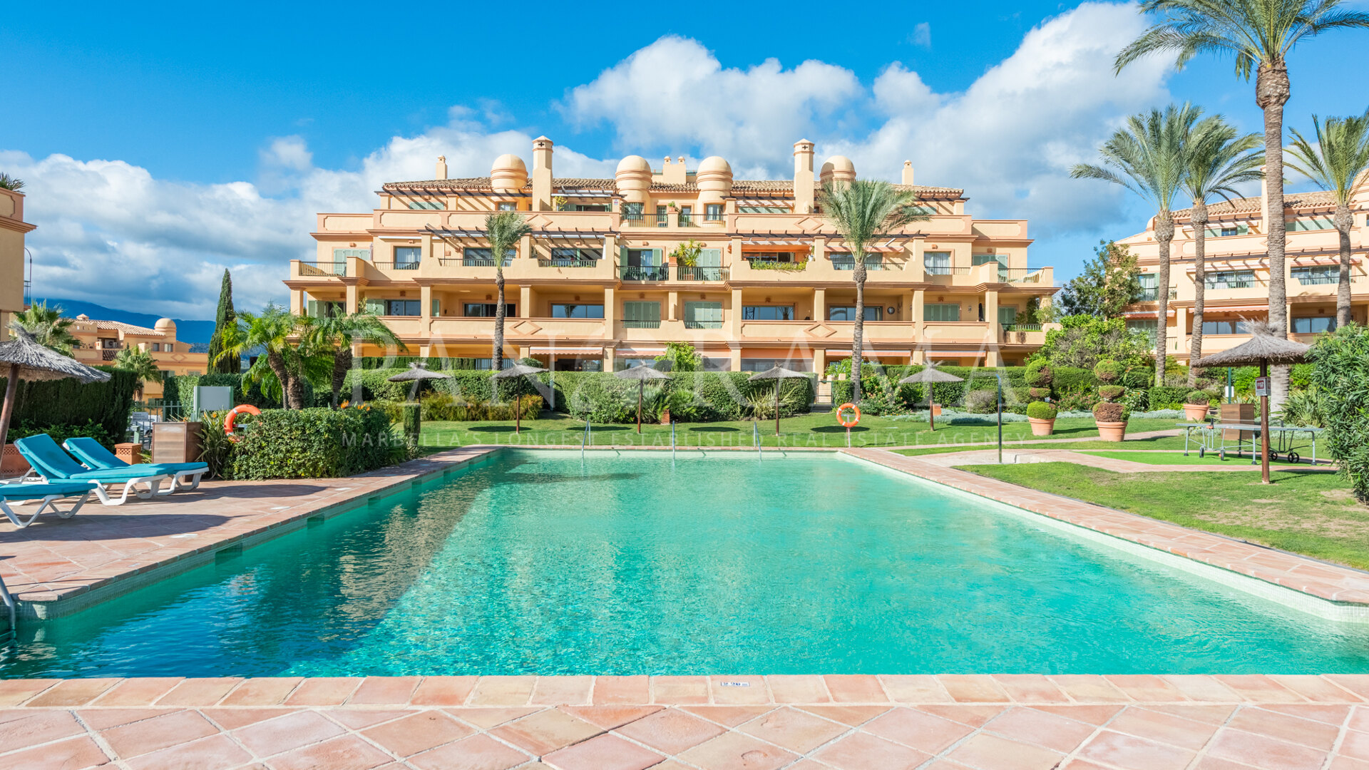 Apartment with private garden and sea views, in the prestigious Los Flamingos Golf Resort complex