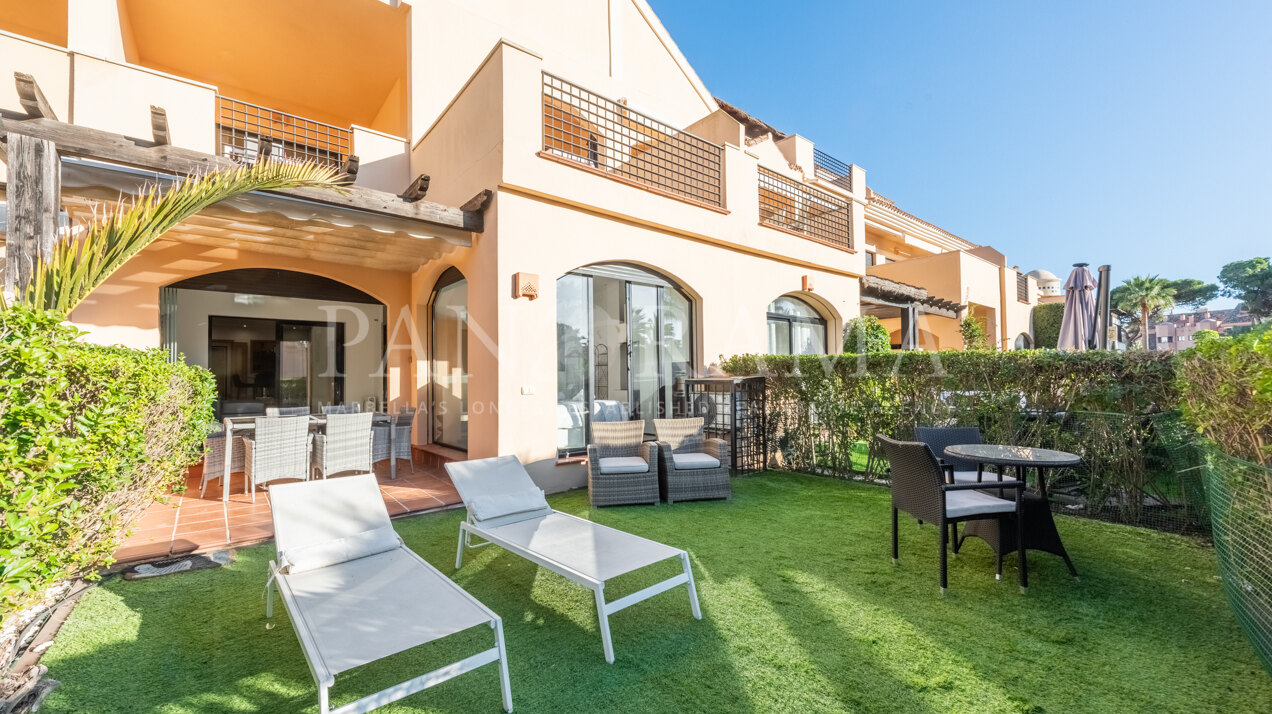 Bright garden apartment in an exclusive complex, just steps from the beach of Puerto Banús