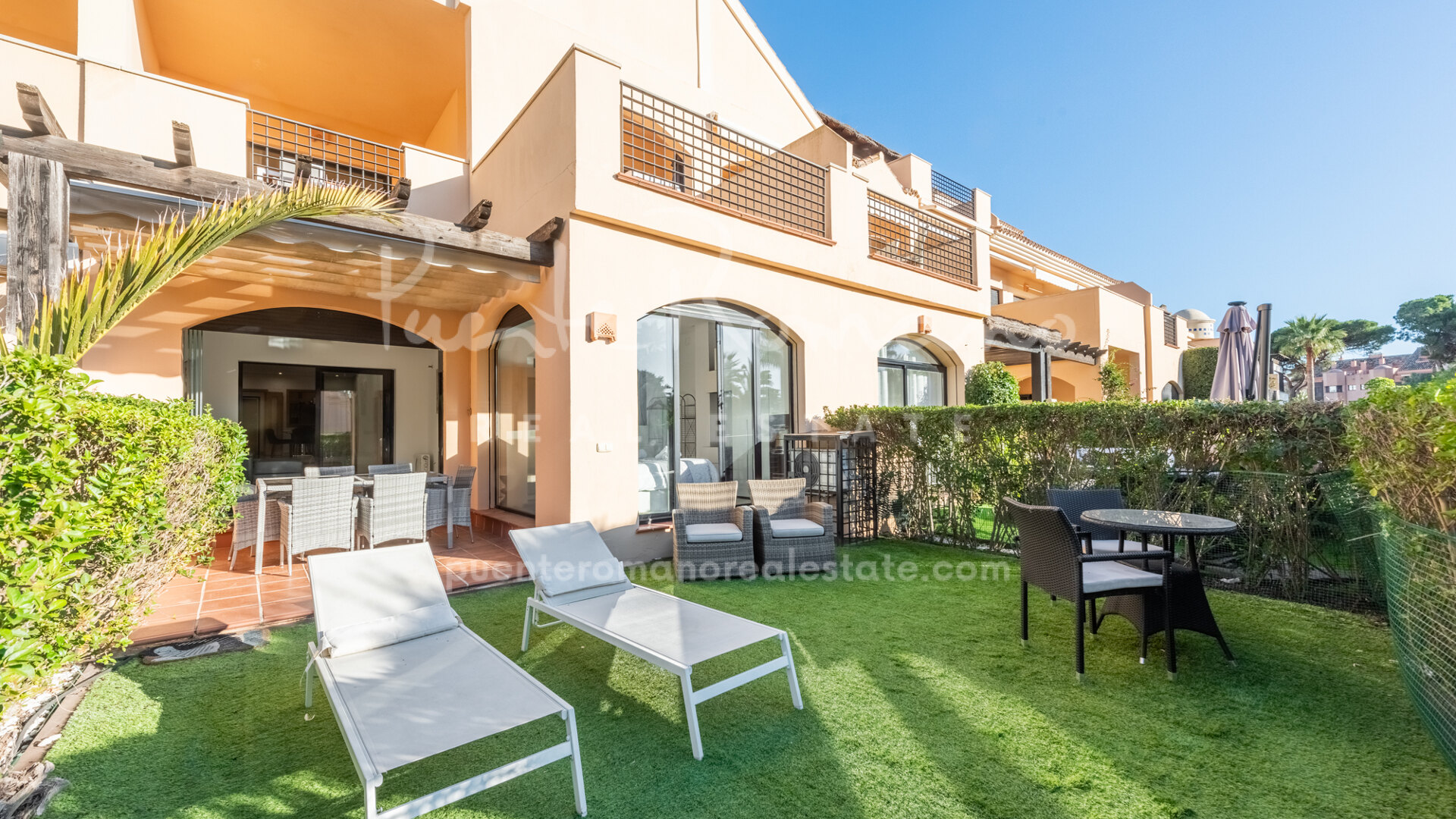 Bright garden apartment in an exclusive complex, just steps from the beach of Puerto Banús