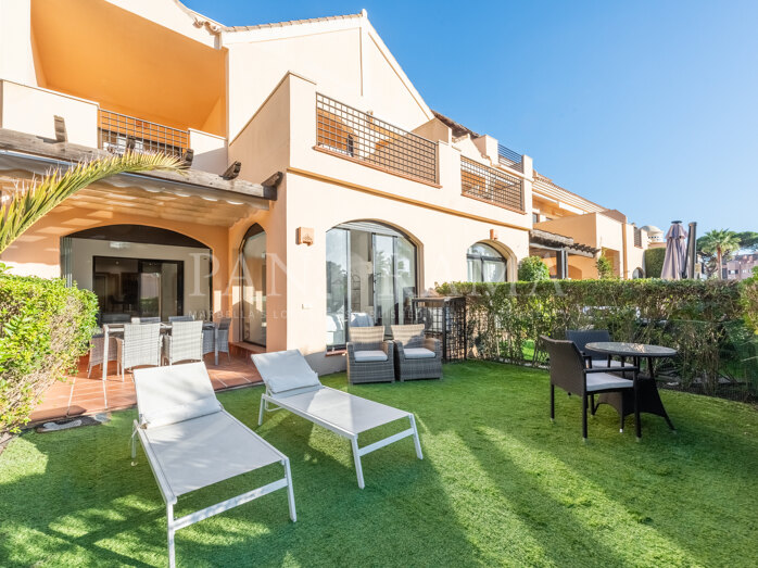 Rez-de-chaussée lumineux dans un complexe exclusif, à quelques pas de la plage de Puerto Banús