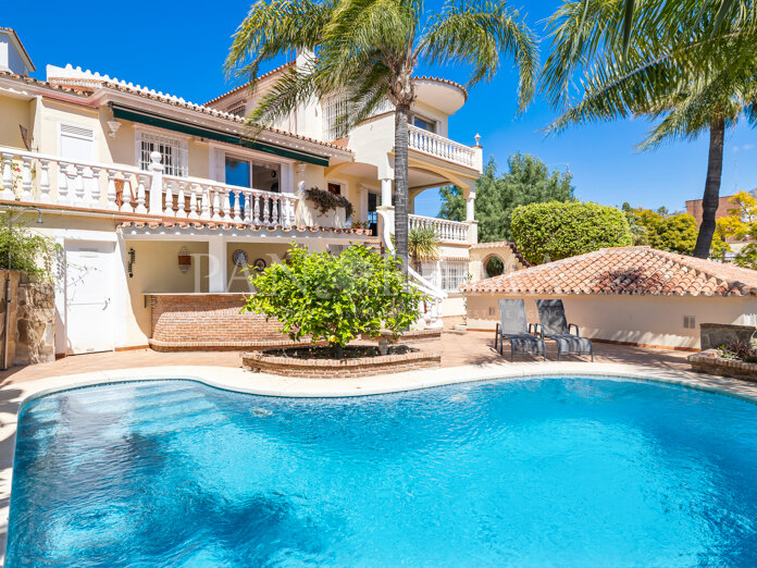 Schön gelegene traditionelle und gemütliche Villa in Nueva Andalucia