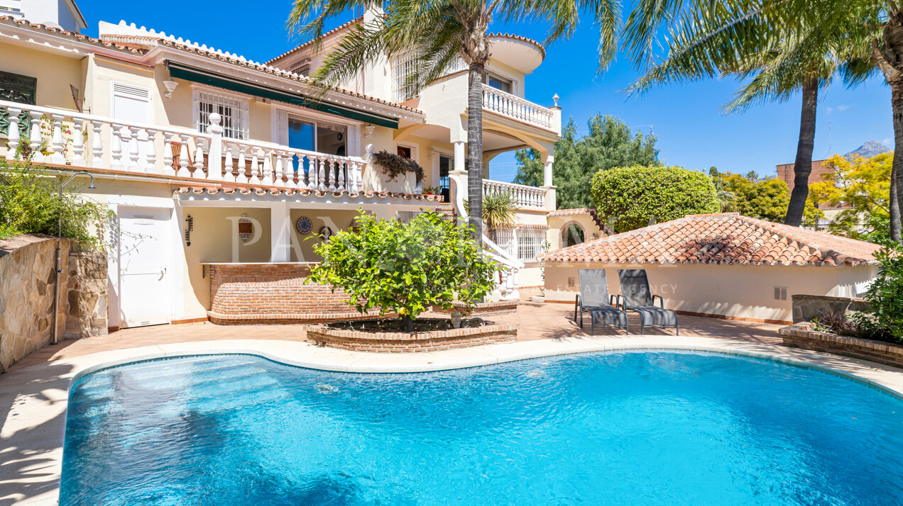 Schön gelegene traditionelle und gemütliche Villa in Nueva Andalucia