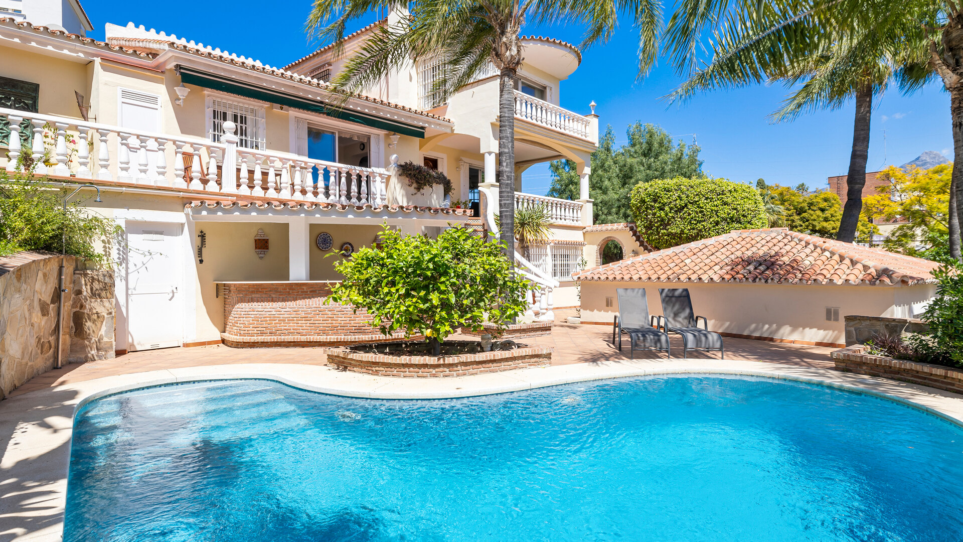 Schön gelegene traditionelle und gemütliche Villa in Nueva Andalucia