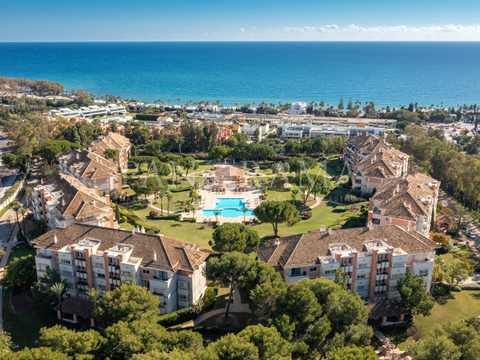 Apartment in an iconic complex on the Golden Mile with sea views