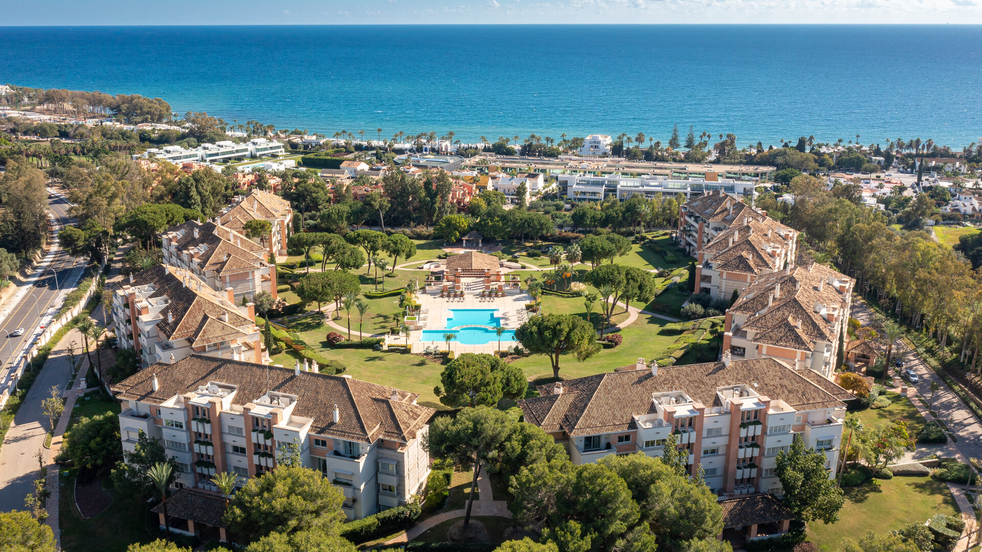 Apartamento en una emblemática urbanización en la Milla de Oro con vistas al mar