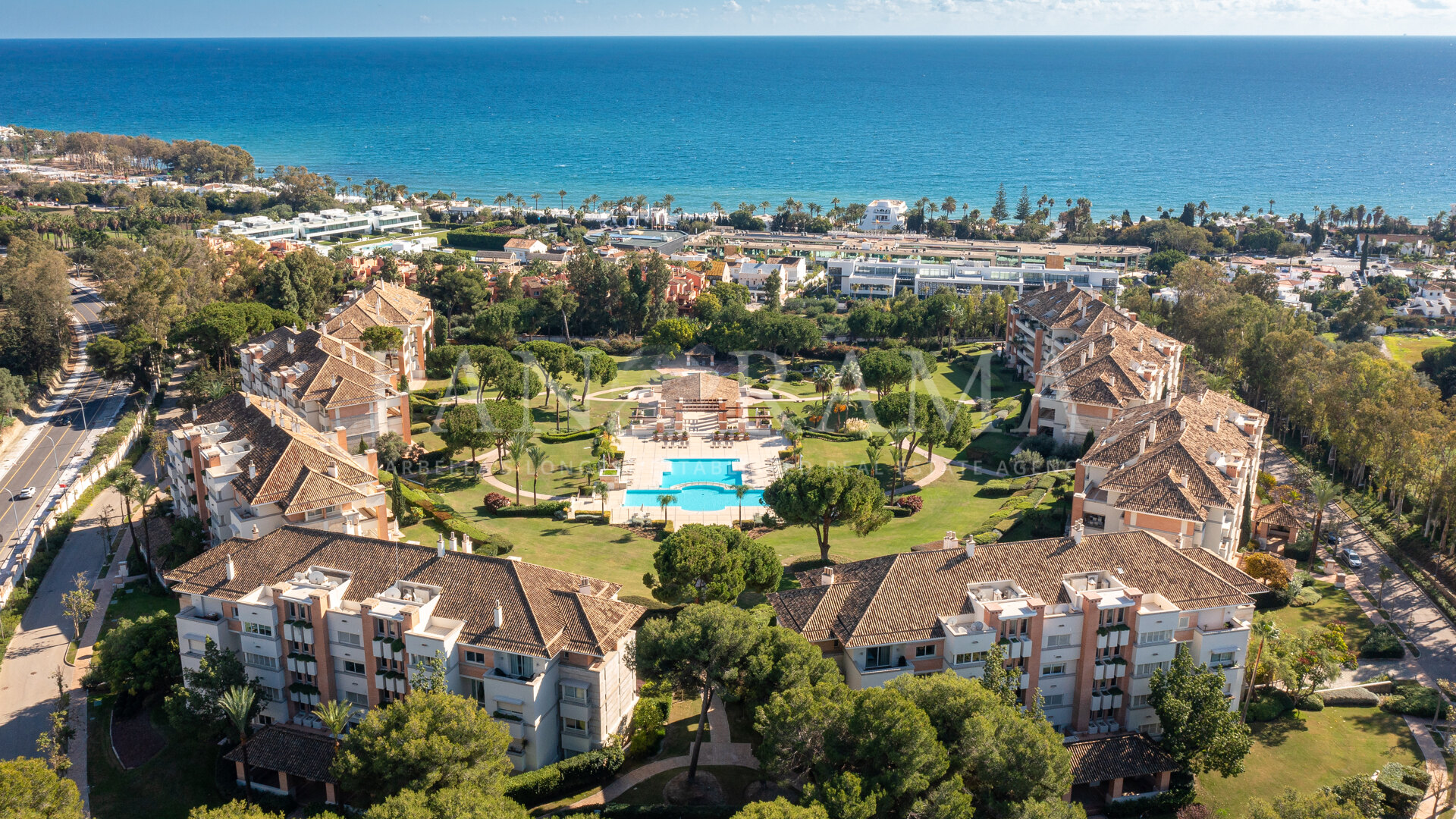 Appartement in een iconisch complex aan de Golden Mile met uitzicht op zee