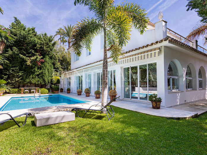 Schöne moderne Villa verbindet Privatsphäre mit einfachem Zugang zum Strand Los Monteros