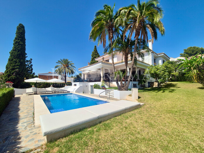 Charmante villa de style andalou avec vue sur la mer à Nueva Andalucía