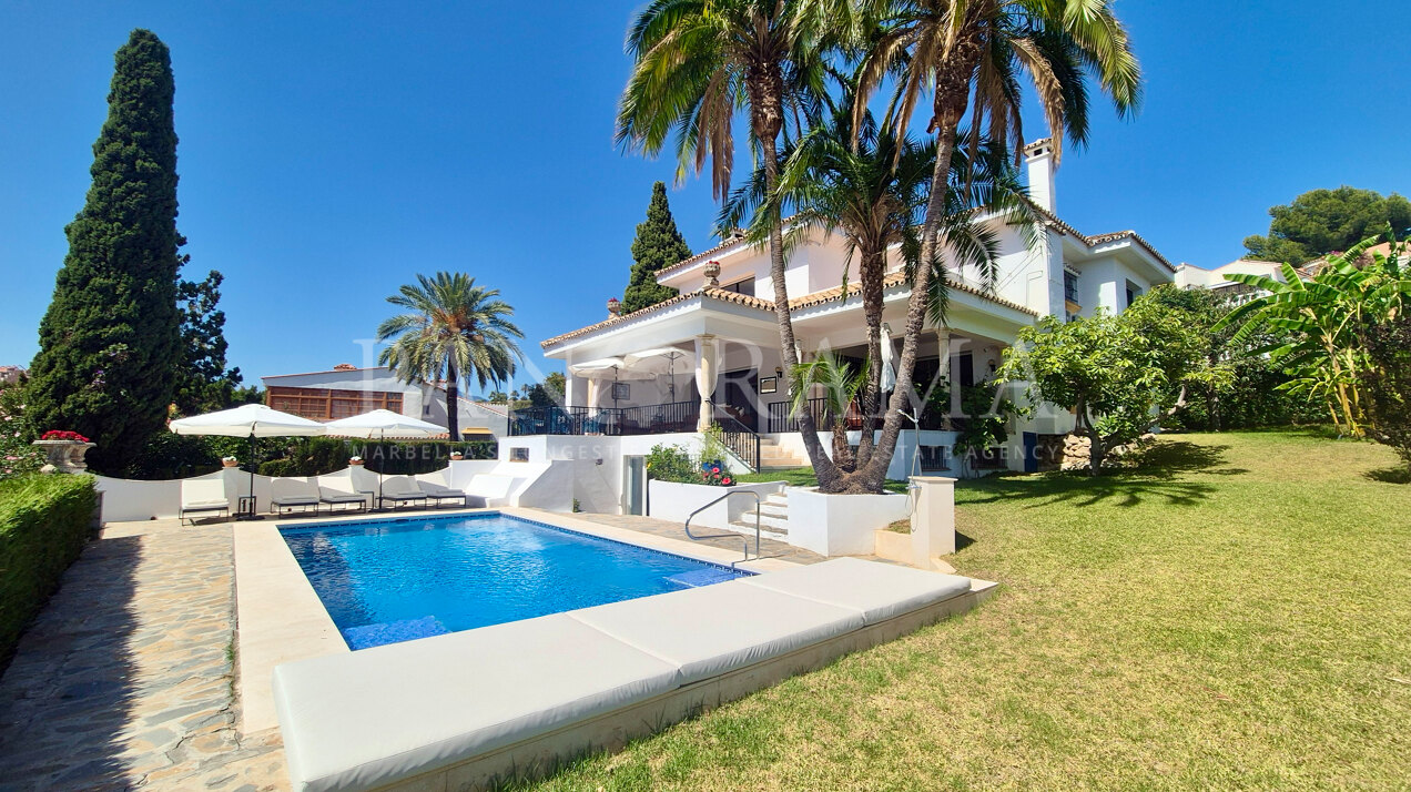 Charmante villa in Andalusische stijl met uitzicht op zee in Nueva Andalucía