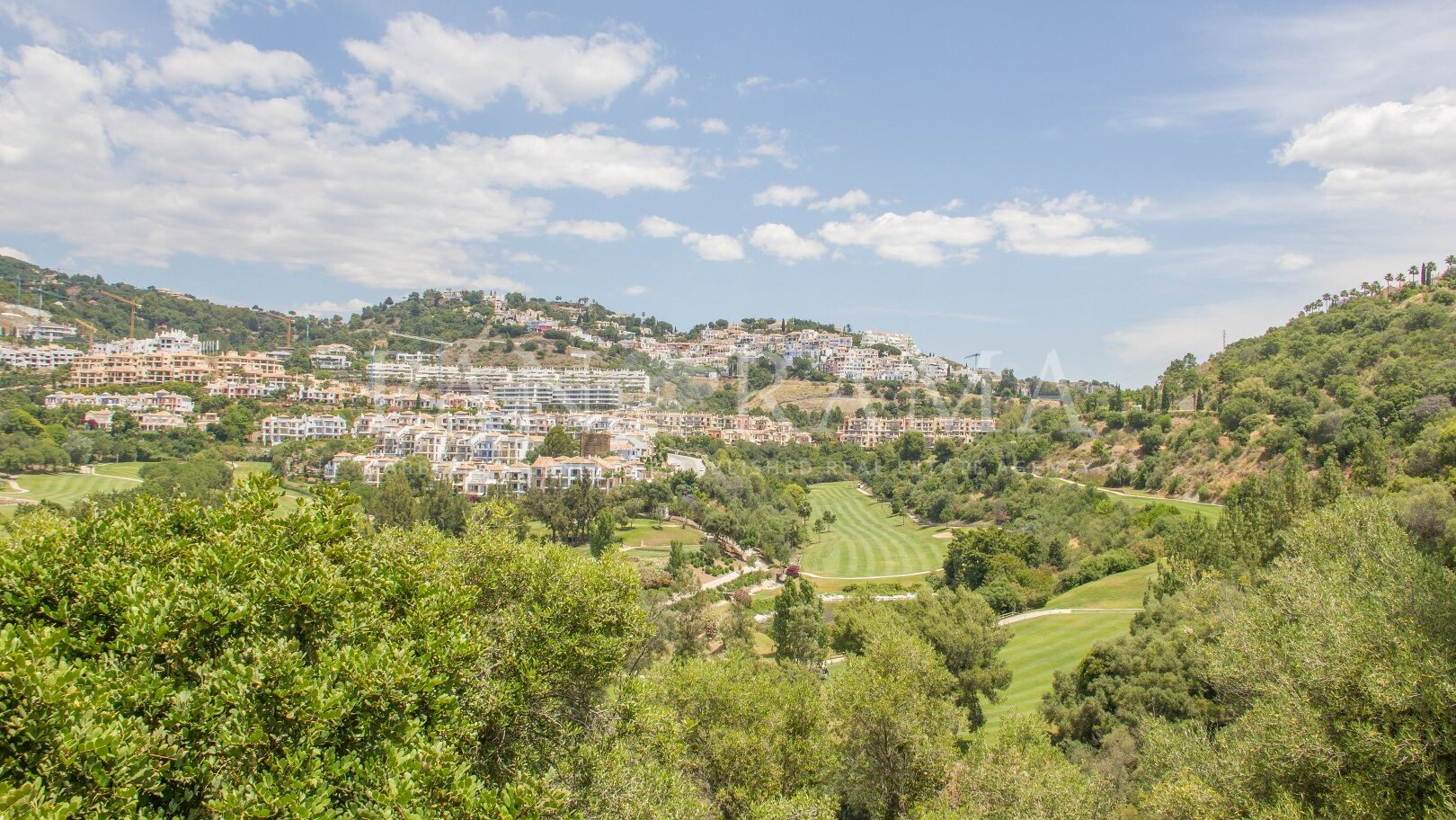 Parcela tranquila en Puerto del Almendro, Benahavís con orientación privilegiada y gran potencial de desarrollo
