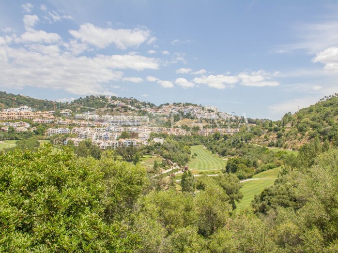 Terrain paisible à Puerto del Almendro, Benahavís, avec orientation idéale et potentiel de développement