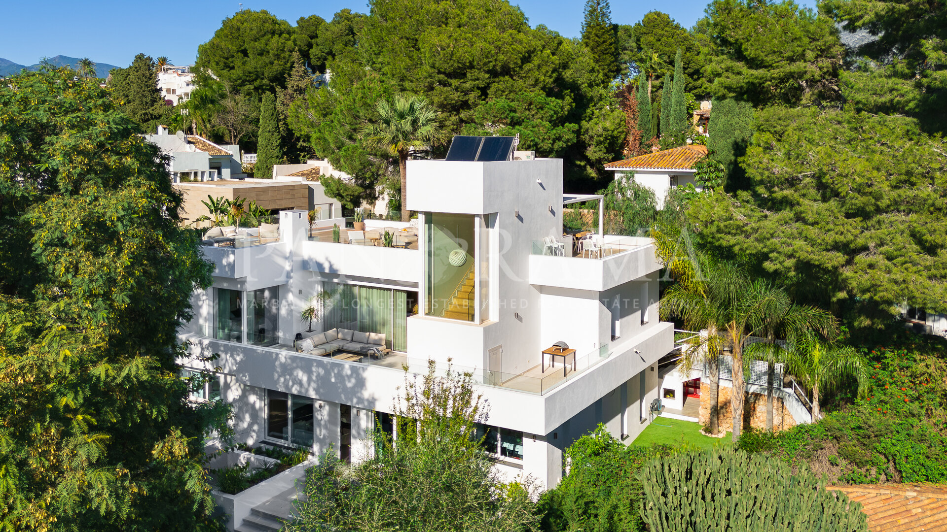 Stylish modern family villa in Nueva Andalucía close to amenities