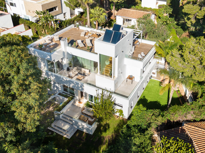Stilvolle moderne Familienvilla in Nueva Andalucía in der Nähe von Annehmlichkeiten