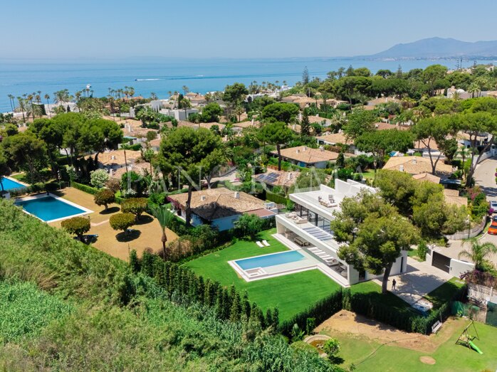 Villa de luxe exclusive à Los Monteros, à quelques pas des meilleures plages de Marbella