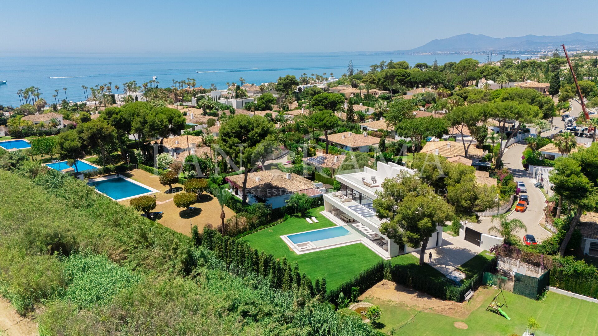 Exklusive Luxusvilla in Los Monteros, nur wenige Schritte von den besten Stränden Marbellas entfernt