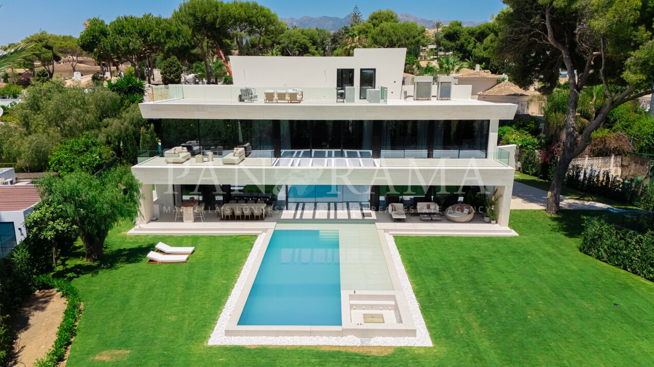 Exclusive luxury villa in Los Monteros only a few steps from the best beaches in Marbella