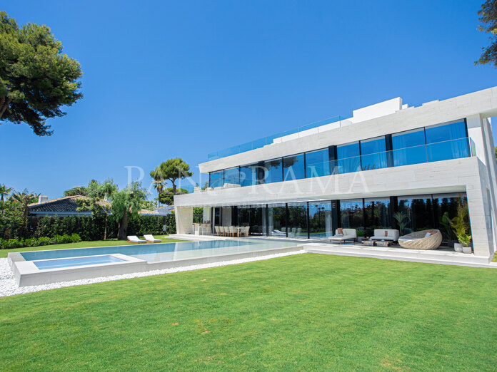 Exklusive Luxusvilla in Los Monteros, nur wenige Schritte von den besten Stränden Marbellas entfernt