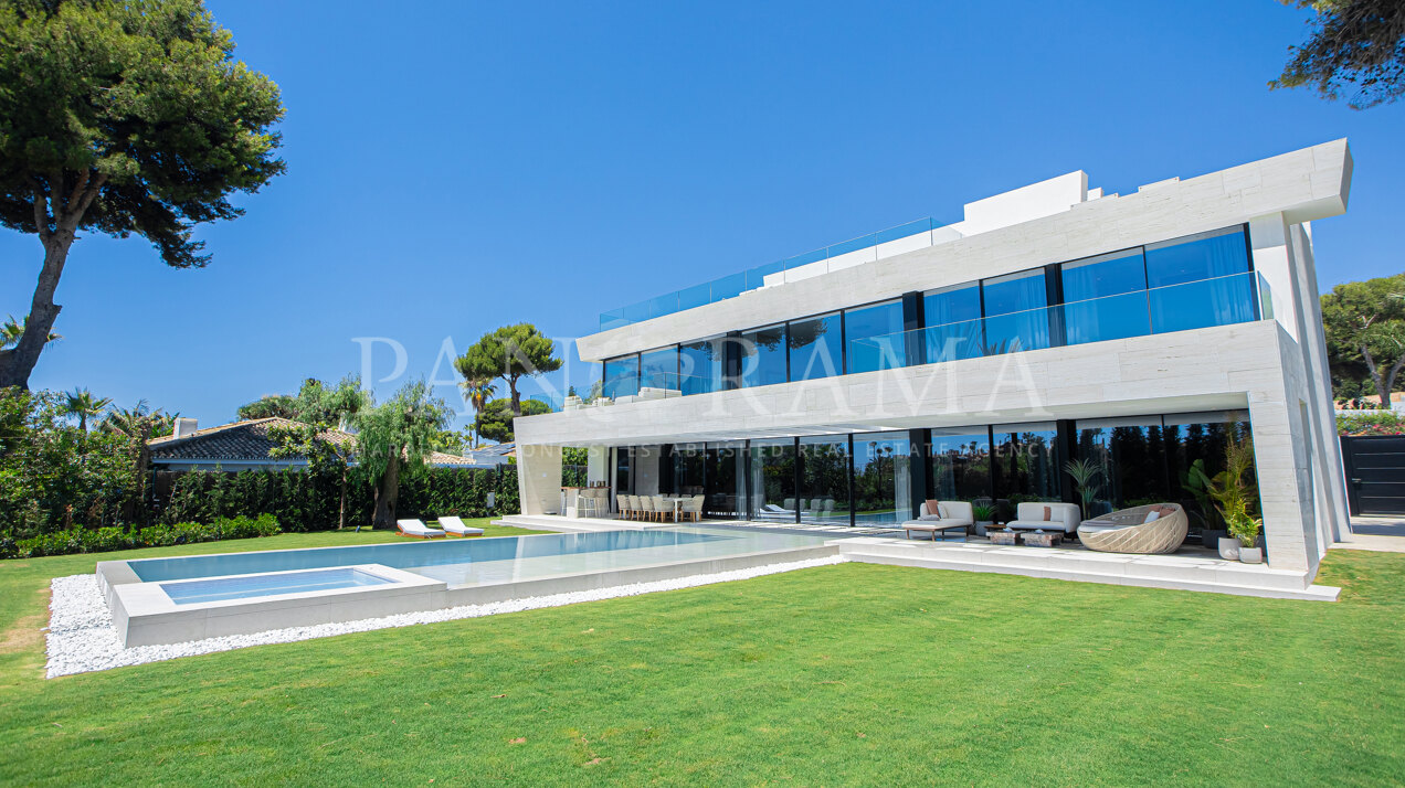 Exclusive luxury villa in Los Monteros only a few steps from the best beaches in Marbella