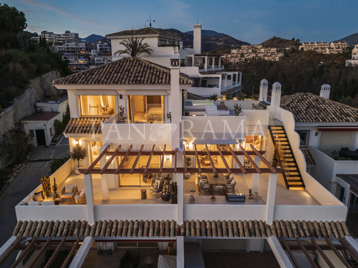 Lujoso ático dúplex en Palacetes Los Belvederes con vistas panorámicas al mar